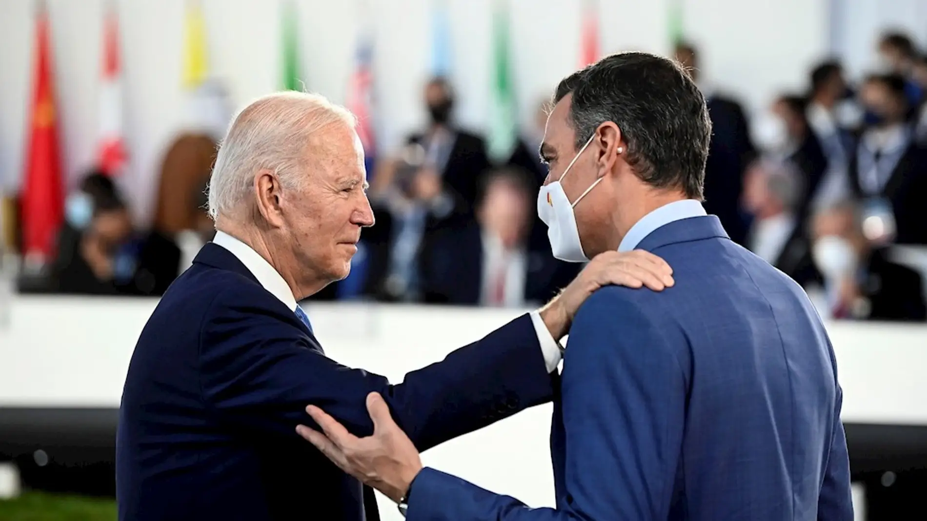 Pedro Sánchez conversa brevemente con Joe Biden en la reunión del G20