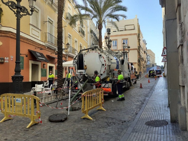 Aguas de Cádiz culmina la limpieza de la red de saneamiento previa a la temporada de lluvias Aguas de Cádiz culmina la limpieza de la red de saneamiento previa a la temporada de lluvias