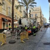 Instantes de la limpieza en una de las calles del centro de Cádiz