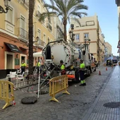 Instantes de la limpieza en una de las calles del centro de Cádiz Instantes de la limpieza en una de las calles del centro de Cádiz