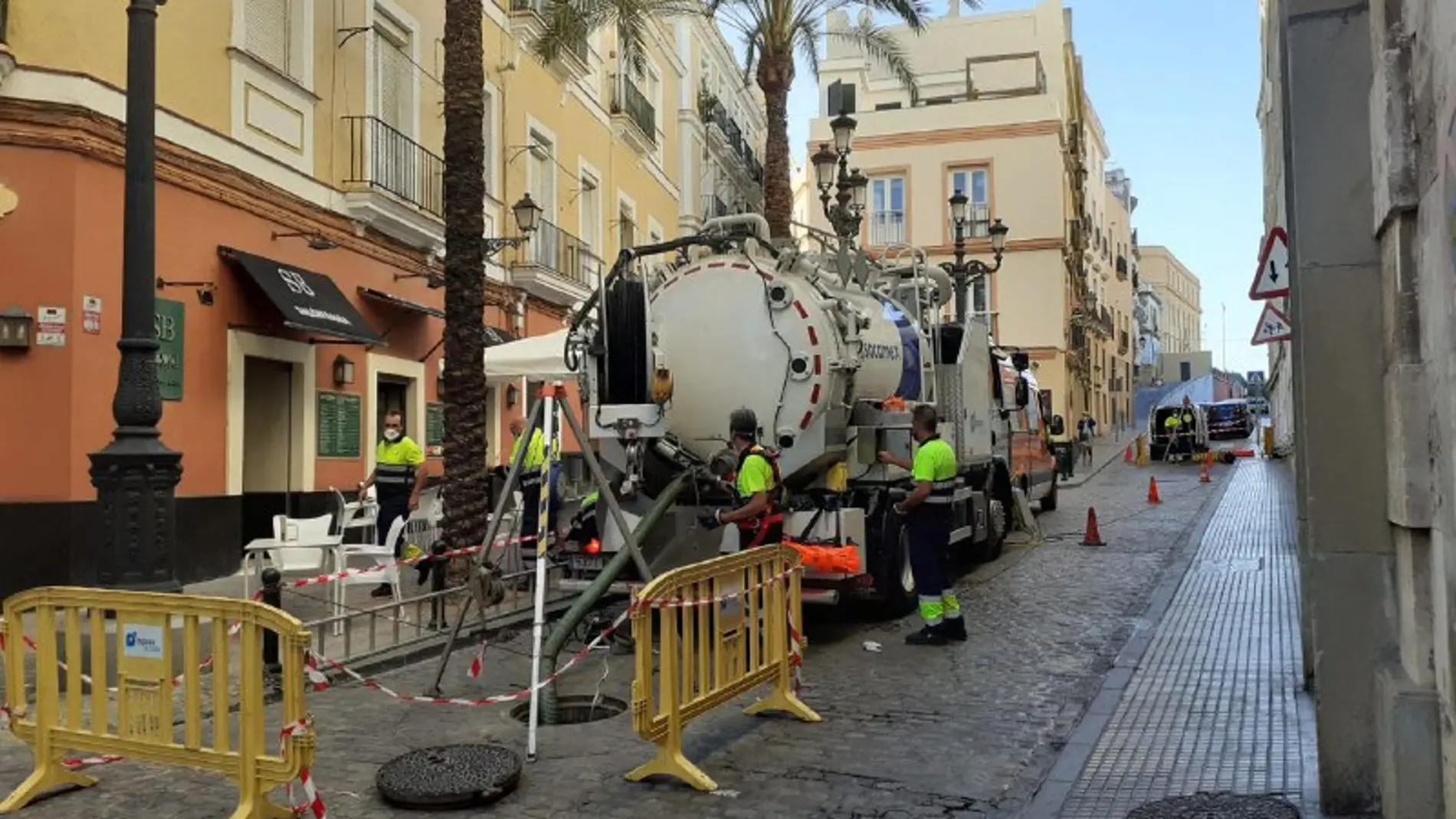 Instantes de la limpieza en una de las calles del centro de Cádiz