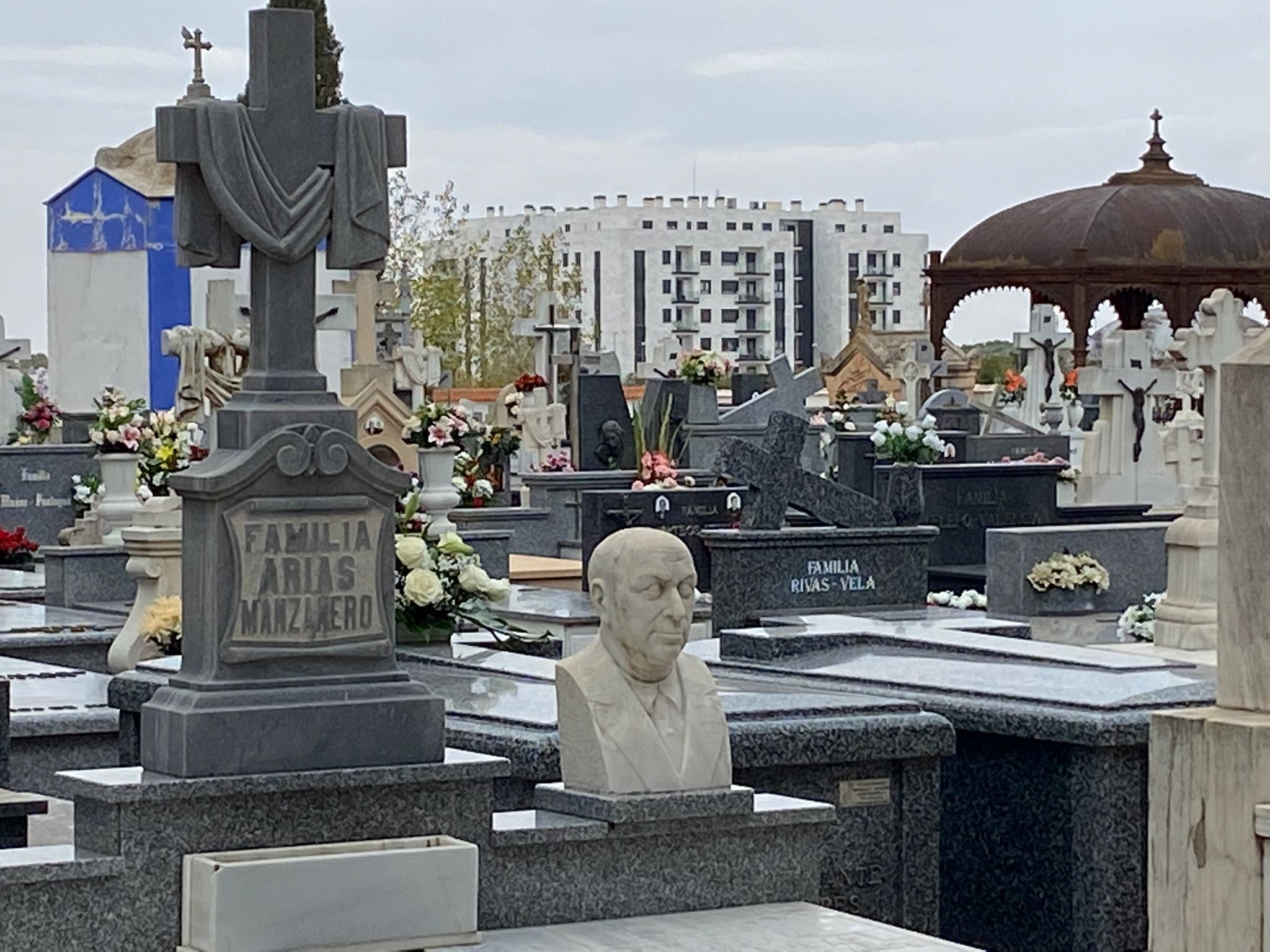 Un cementerio lleno de historia y curiosidades en el Corazón de la Mancha, primero civil de toda España Un cementerio lleno de historia y curiosidades en el Corazón de la Mancha, primero civil de toda España