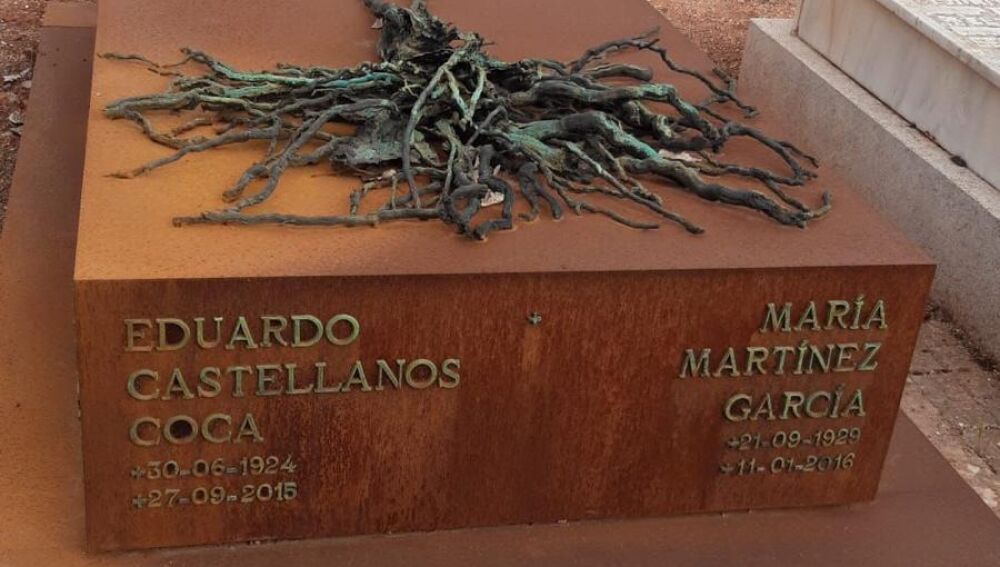 Original alegoría a la viticultura, en sepultura donde descansan los antiguos dueños del paraje "Las Tintoreras"