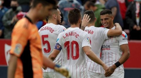 El defensa argentino del Sevilla Diego Carlos, celebra su gol contra Osasuna durante el partido correspondiente a la jornada 12 de LaLiga Santander en el estadio S&aacute;nchez Pizju&aacute;n.