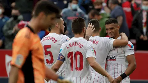 El defensa argentino del Sevilla Diego Carlos, celebra su gol contra Osasuna durante el partido correspondiente a la jornada 12 de LaLiga Santander en el estadio Sánchez Pizjuán. El defensa argentino del Sevilla Diego Carlos, celebra su gol contra Osasuna durante el partido correspondiente a la jornada 12 de LaLiga Santander en el estadio Sánchez Pizjuán.