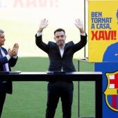 Xavi, junto a Laporta en su presentación como nuevo entrenador del Barcelona.