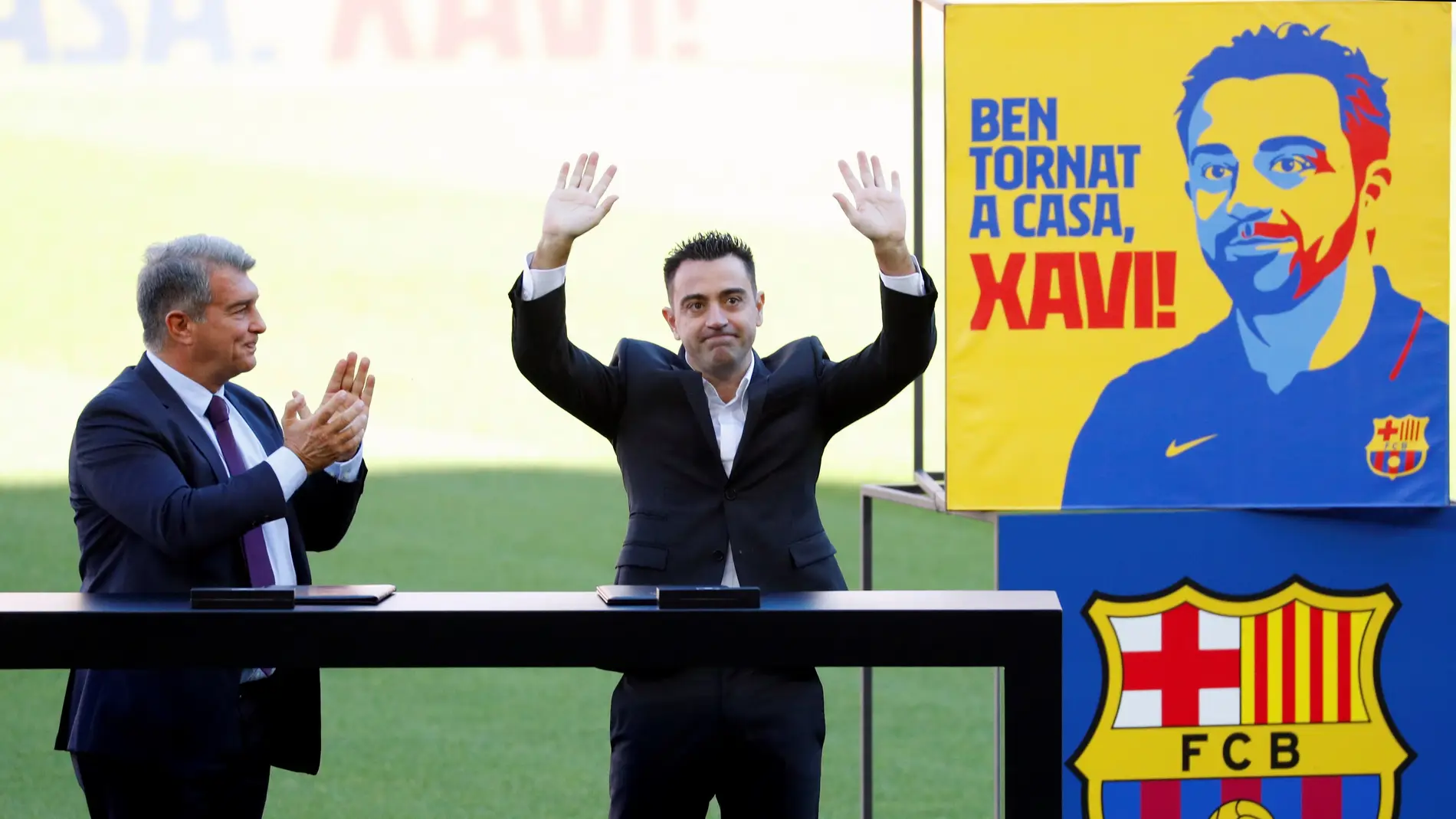 Xavi, junto a Laporta en su presentación como nuevo entrenador del Barcelona.
