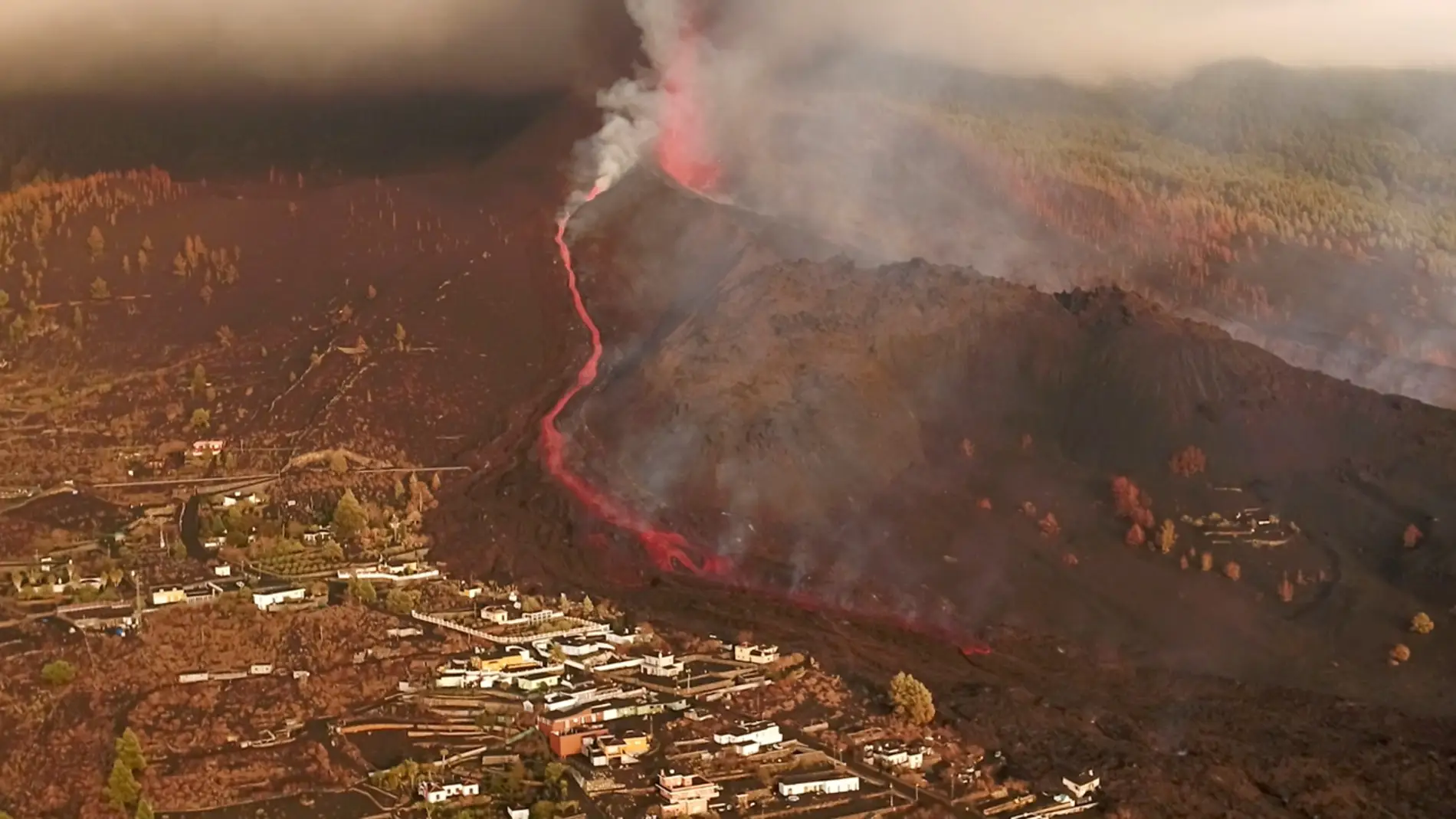 La "piedra preciosa" que sale del volcán de La Palma