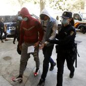 Dos de los marroquíes detenidos, a su llegada al Juzgado de lo Penal Nº 7 tras ser acusados por el episodio que el pasado viernes obligó a cerrar el Aeropuerto de Palma, a 8 de noviembre de 2021, en Palma