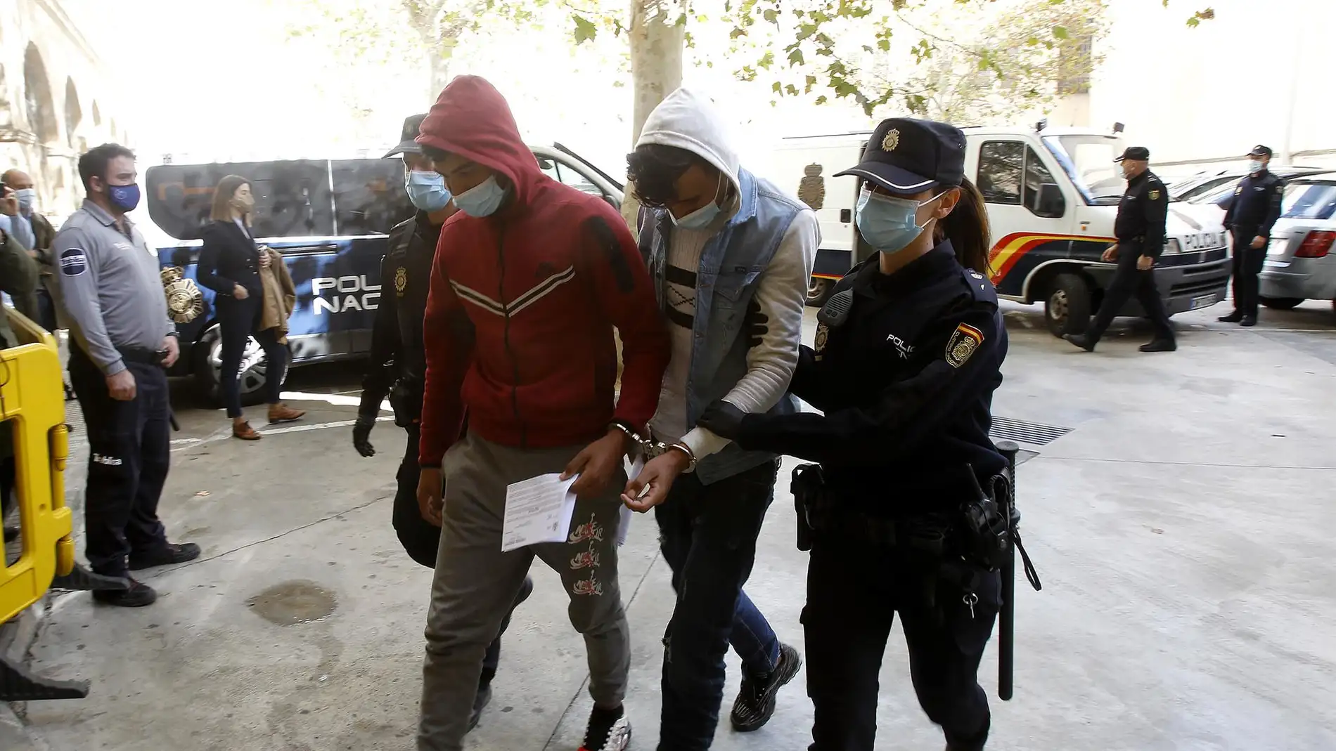 Dos de los marroquíes detenidos, a su llegada al Juzgado de lo Penal Nº 7 tras ser acusados por el episodio que el pasado viernes obligó a cerrar el Aeropuerto de Palma, a 8 de noviembre de 2021, en Palma
