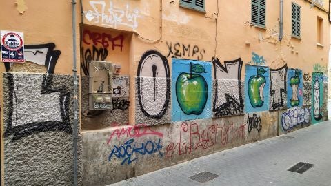 Grafitis en un edificio del casco antiguo de Palma