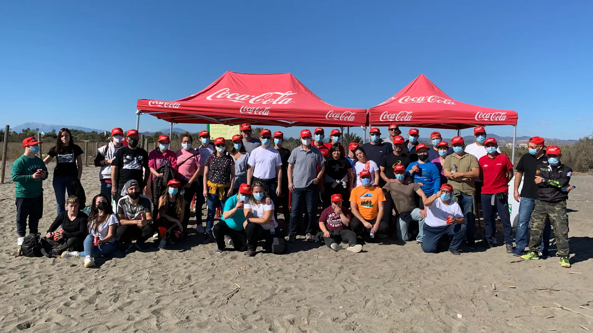 47 voluntarios limpian la playa de la Desembocadura del Guadalhorce 