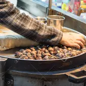 O Concello agasallará con castañas os viandantes con seis postos de castañeiras O Concello agasallará con castañas os viandantes con seis postos de castañeiras
