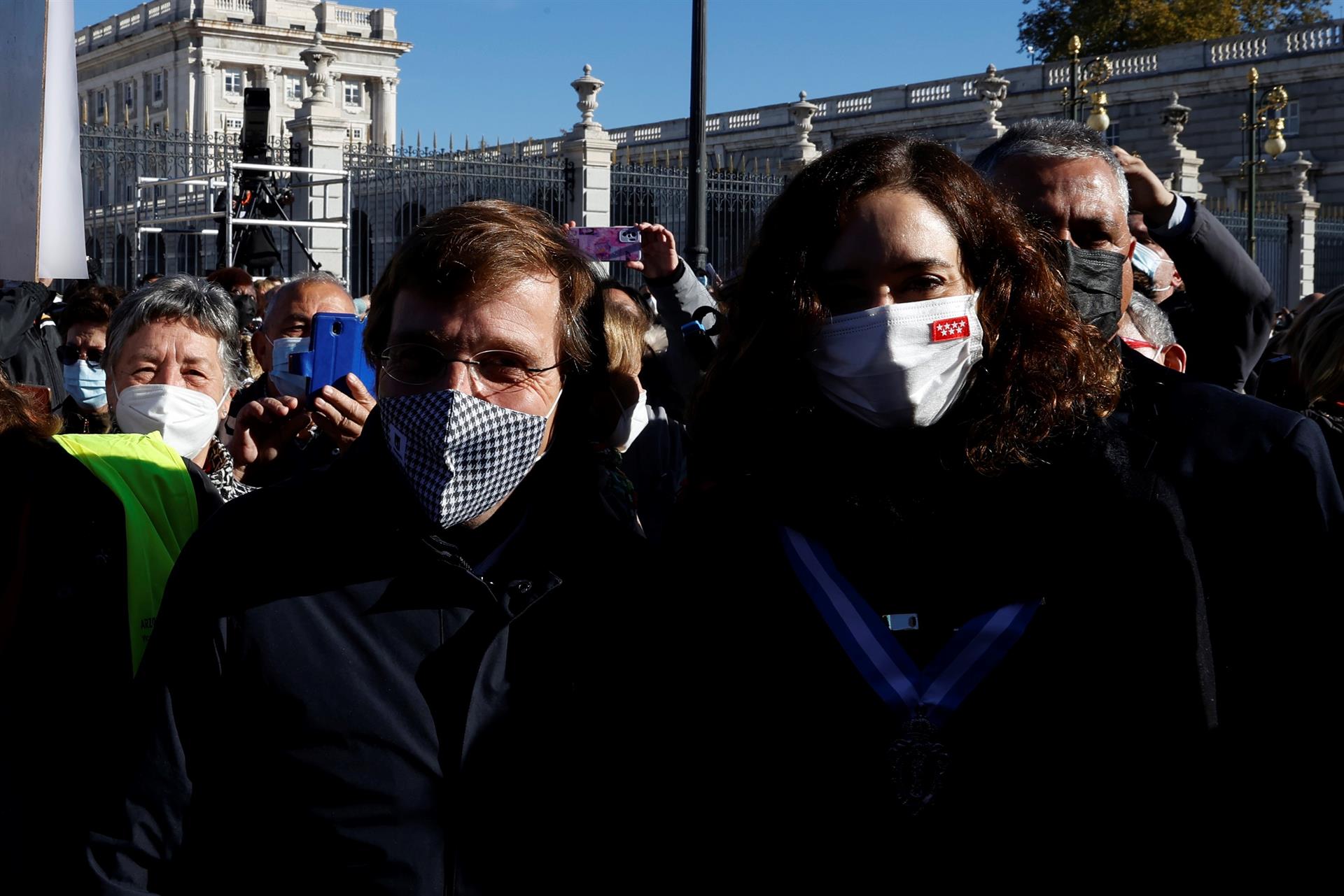 Persona física y un señor de Murcia: El encuentro "rollo reconciliación" de Martínez-Almeida y Díaz Ayuso Persona física y un señor de Murcia: El encuentro "rollo reconciliación" de Martínez-Almeida y Díaz Ayuso