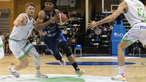 Kamba, del unicaja Banco Oviedo, en un partido de esta temporada Kamba, del unicaja Banco Oviedo, en un partido de esta temporada
