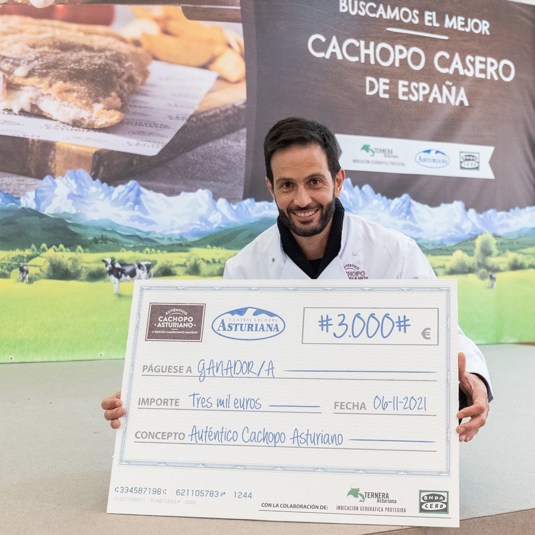 Raúl Bernardo Suárez, ganador de la segunda edición del Campeonato Amateur del Auténtico Cachopo Asturiano Raúl Bernardo Suárez, ganador de la segunda edición del Campeonato Amateur del Auténtico Cachopo Asturiano