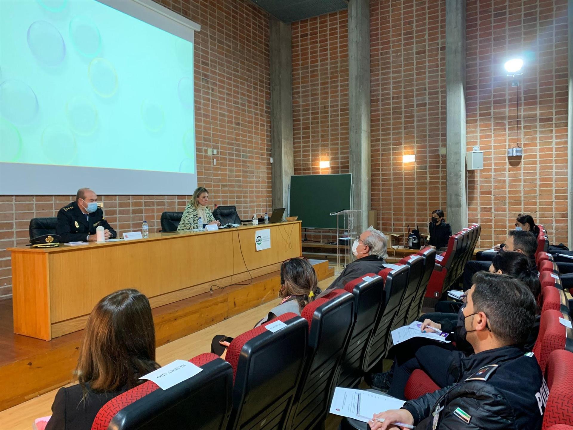 Agentes de la Policía Nacional se forman en Badajoz sobre el abordaje de la primera intervención en casos de violencia de género Agentes de la Policía Nacional se forman en Badajoz sobre el abordaje de la primera intervención en casos de violencia de género
