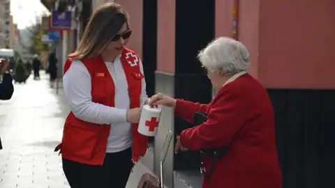 Las huchas blancas de Cruz Roja en las calles de Alicante Las huchas blancas de Cruz Roja en las calles de Alicante