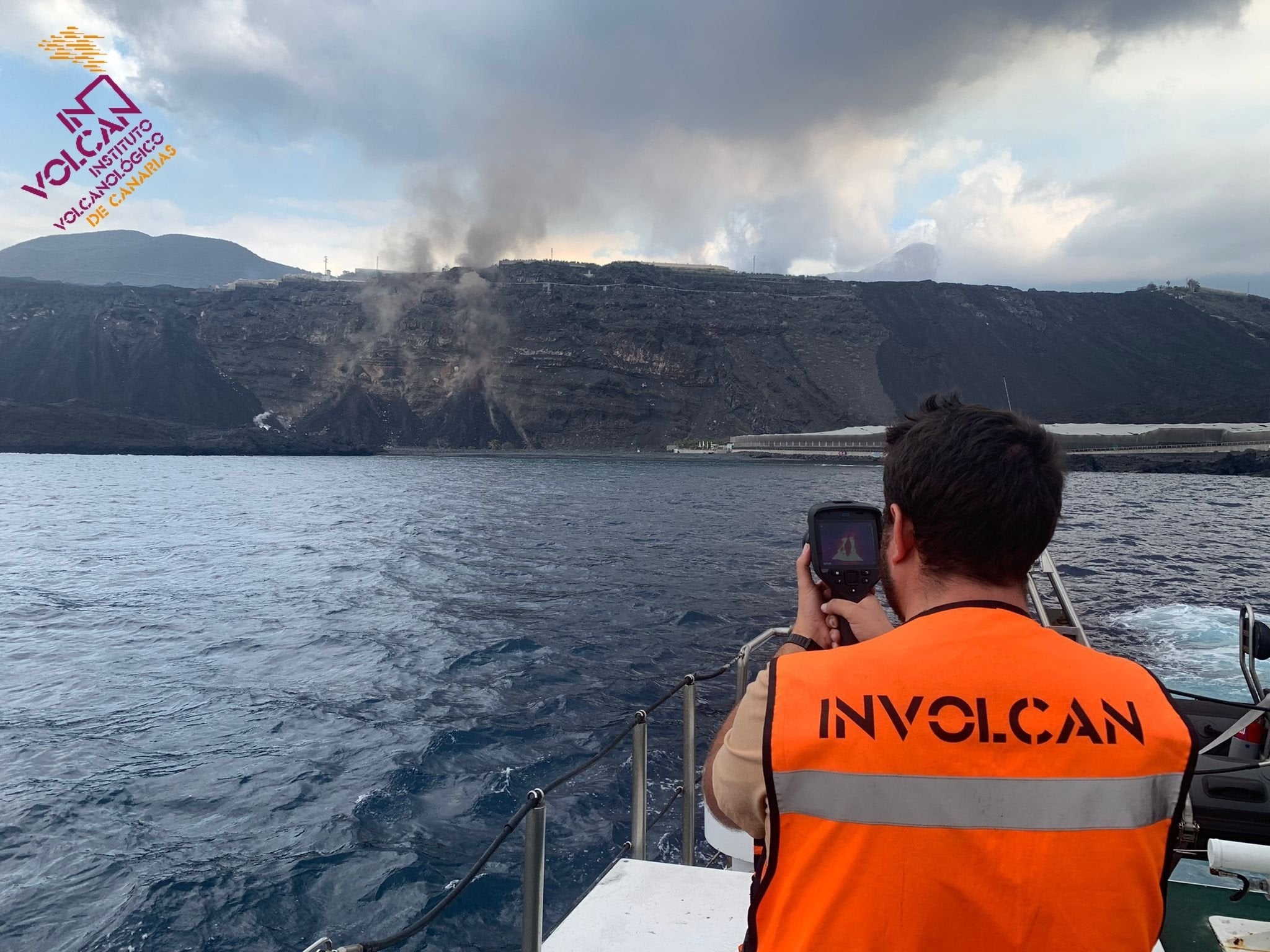 La lava del volcán de La Palma alcanza la playa de Los Guirres La lava del volcán de La Palma alcanza la playa de Los Guirres