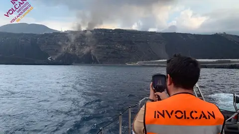 La lava del volcán de La Palma alcanza la playa de Los Guirres La lava del volcán de La Palma alcanza la playa de Los Guirres