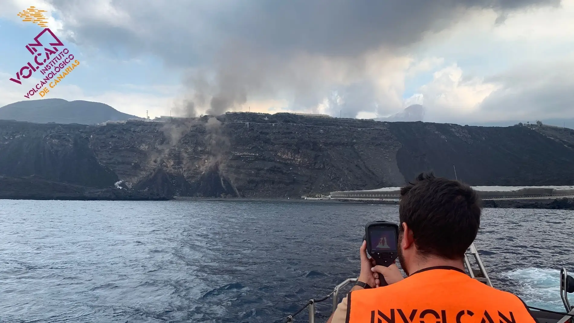 La lava del volcán de La Palma alcanza la playa de Los Guirres