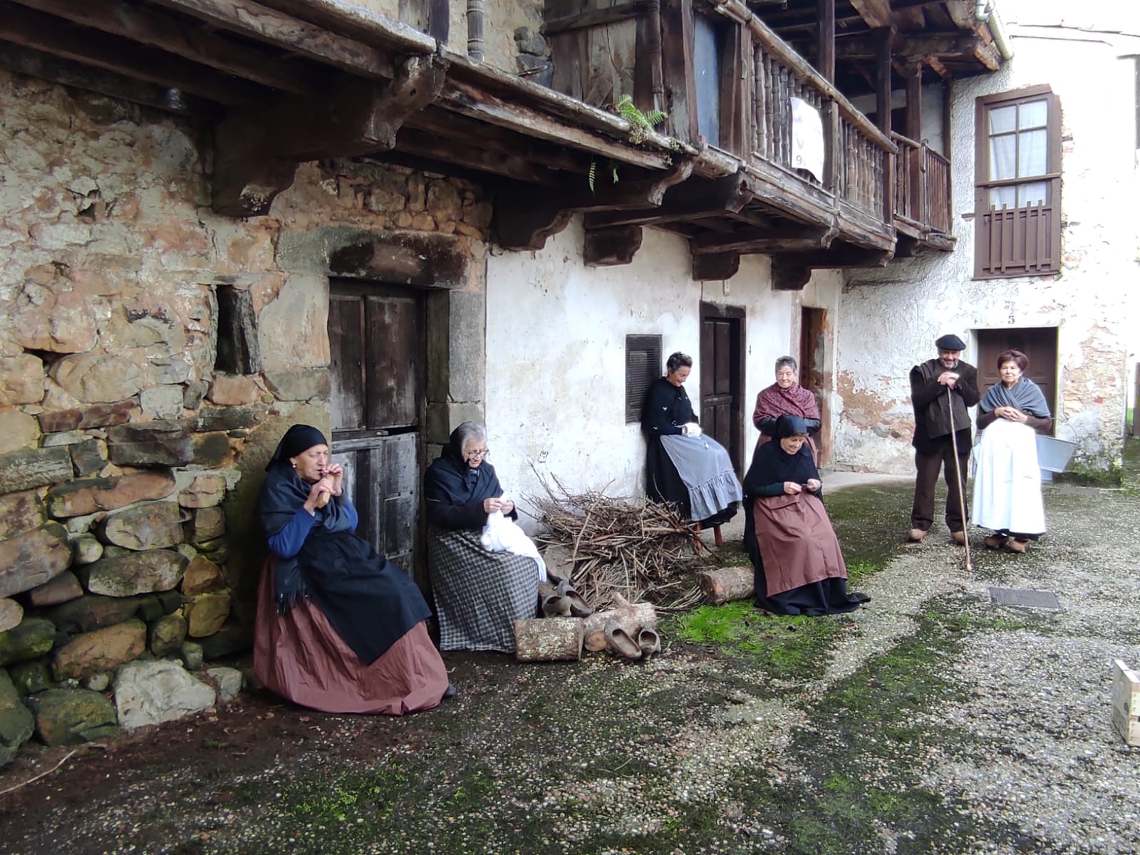 Los vecinos de Villamayor reviven las fotografías de Modesto Montoto gracias a una iniciativa de Cofivi Los vecinos de Villamayor reviven las fotografías de Modesto Montoto gracias a una iniciativa de Cofivi