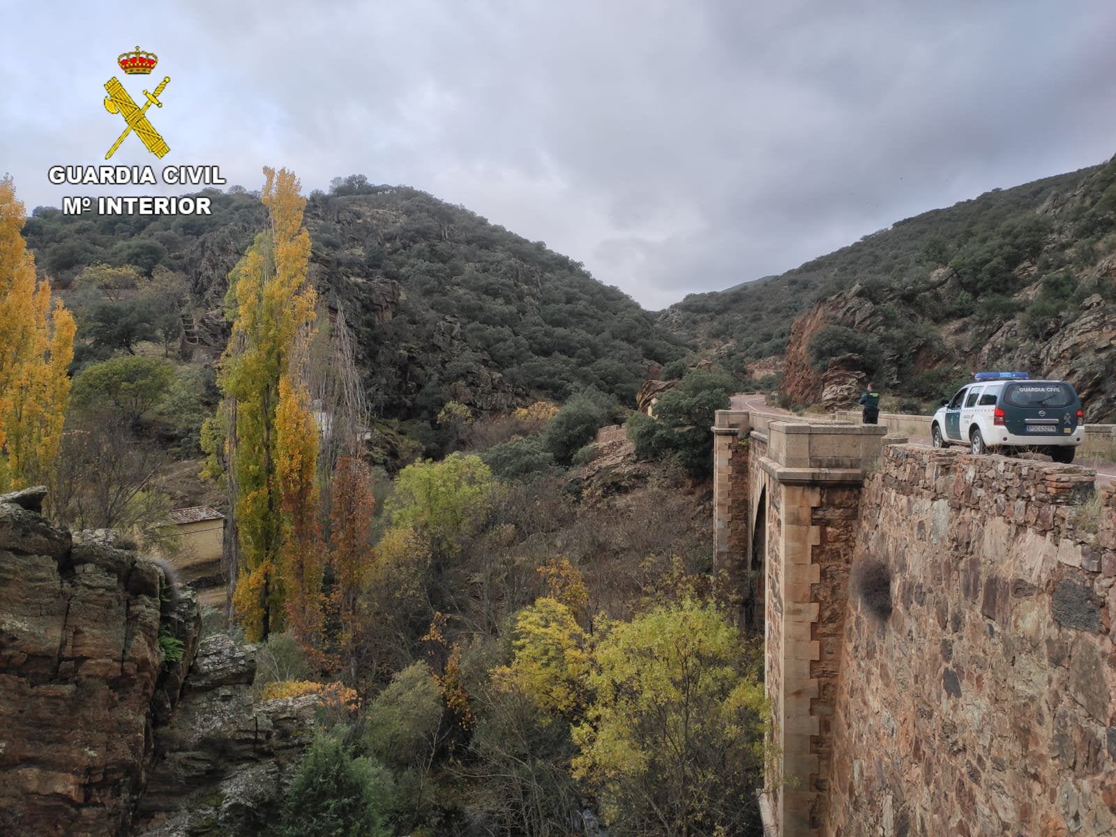 La Guardia Civil auxilia a una mujer accidentada en una ruta senderista en la Garganta de Las Lanchas La Guardia Civil auxilia a una mujer accidentada en una ruta senderista en la Garganta de Las Lanchas