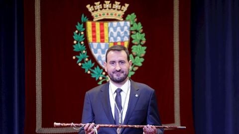 El nuevo alcalde de Badalona, Rub&eacute;n Guijarro, posa con la vara de mando tras ser elegido
