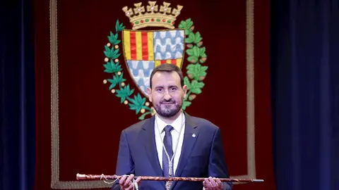 El nuevo alcalde de Badalona, Rubén Guijarro, posa con la vara de mando tras ser elegido El nuevo alcalde de Badalona, Rubén Guijarro, posa con la vara de mando tras ser elegido