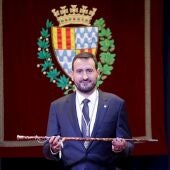 El nuevo alcalde de Badalona, Rubén Guijarro, posa con la vara de mando tras ser elegido