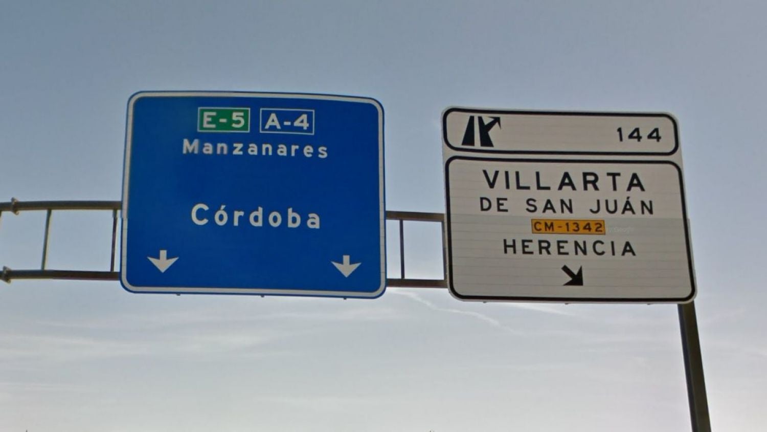 Fallece el conductor de un camión al colisionar con otro camión parado en el arcén de la A-4 en Manzanares Fallece el conductor de un camión al colisionar con otro camión parado en el arcén de la A-4 en Manzanares