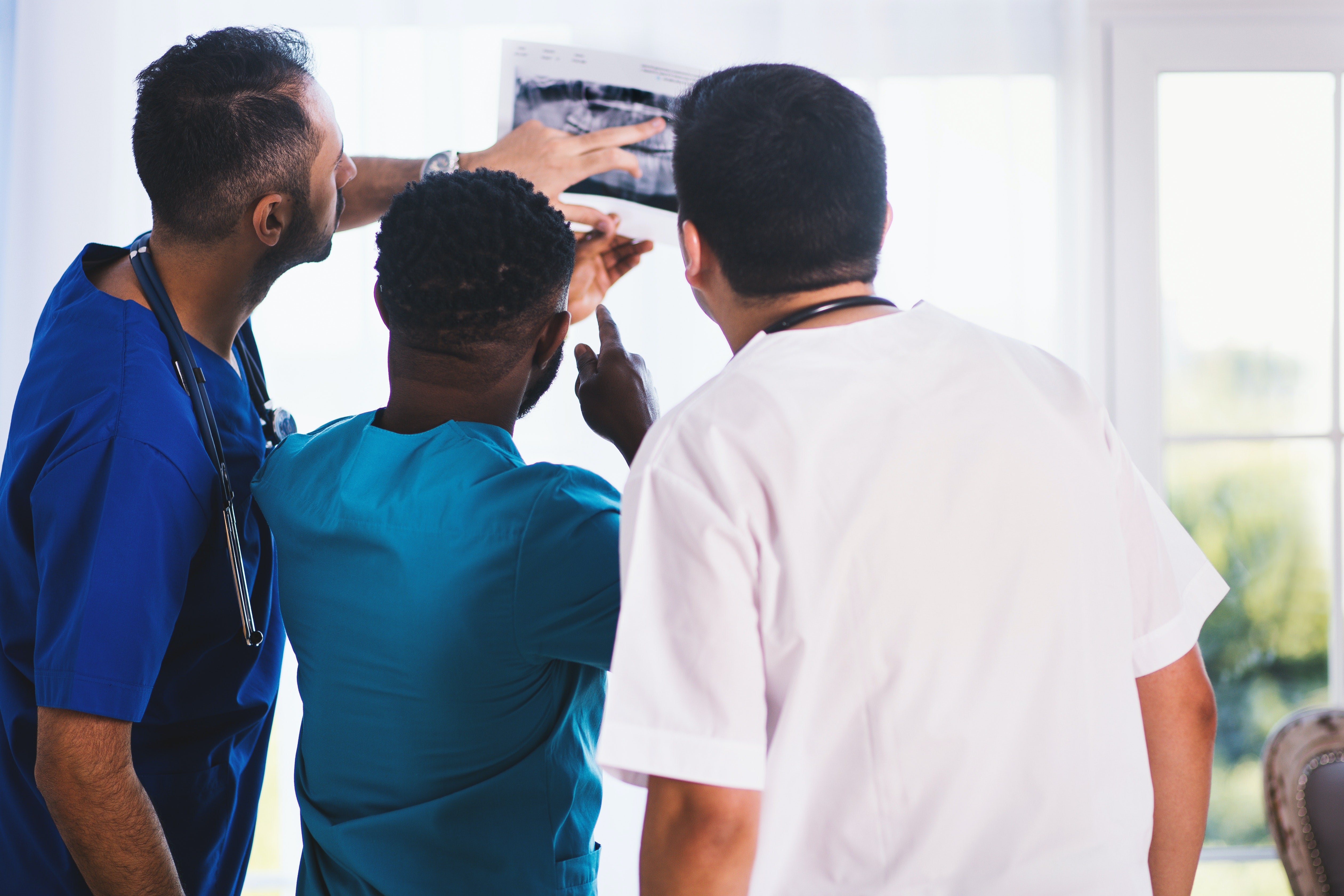 Tertulia de médicos: Las mejores bromas y novatadas que se hacen los médicos Tertulia de médicos: Las mejores bromas y novatadas que se hacen los médicos