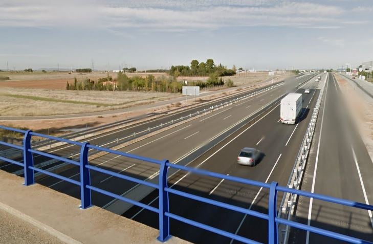 Fallece el conductor de un camión en la A-4 en Manzanares Fallece el conductor de un camión en la A-4 en Manzanares