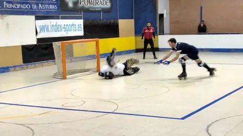 Pelayo Aspra, del Oviedo Roller, en el partido ante el Tenis Magdalena Pelayo Aspra, del Oviedo Roller, en el partido ante el Tenis Magdalena