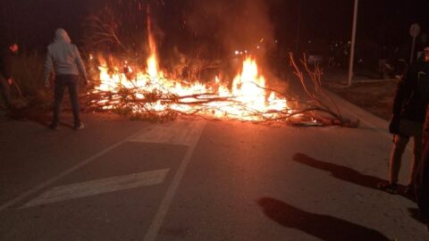 Una barricada arde esta madrugada