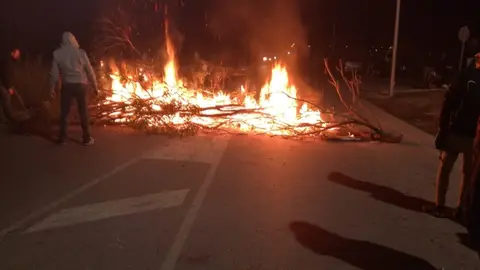 Una barricada arde esta madrugada Una barricada arde esta madrugada