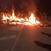 Una barricada arde esta madrugada