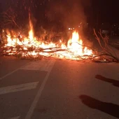 Una barricada arde esta madrugada Una barricada arde esta madrugada