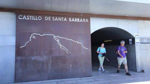 Acceso al túnel que lleva a los ascensores del castillo de Santa Bárbara 