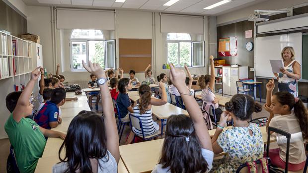 Padres y la Plataforma de Docentes llevarán a los tribunales la imposición del valenciano en la Ley de Plurilingüismo Padres y la Plataforma de Docentes llevarán a los tribunales la imposición del valenciano en la Ley de Plurilingüismo