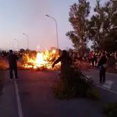 Una barricada en llamas esta madrugada en Cádiz Una barricada en llamas esta madrugada en Cádiz