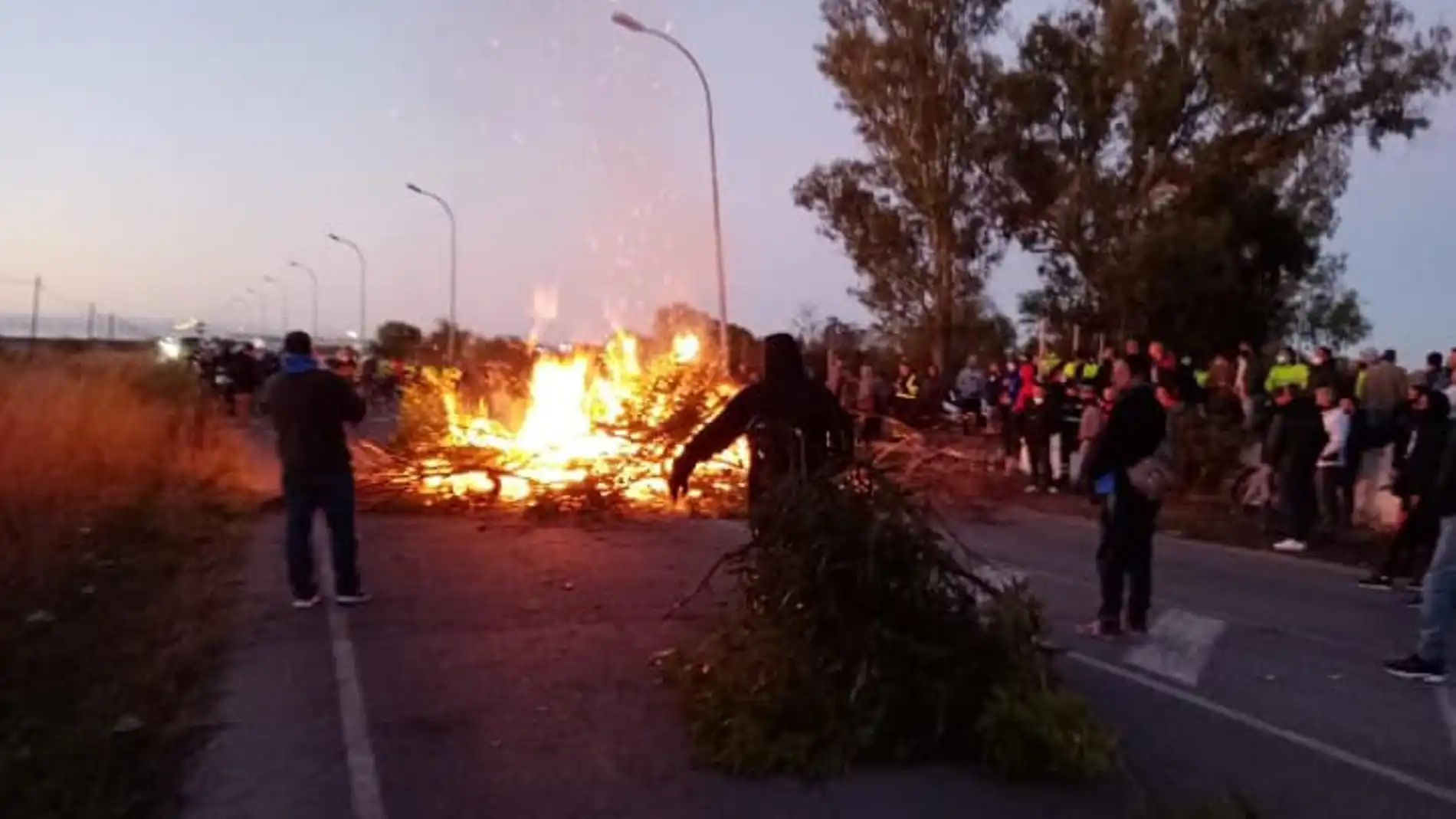 Una barricada en llamas esta madrugada en Cádiz