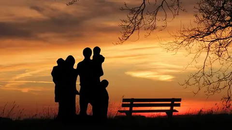 homenaje a un acto legal y de amor que permite dar a niños y jóvenes huérfanos una familia y un hogar adopcion