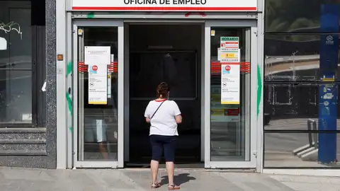 Una mujer aguarda a las puertas de una oficina de empleo en Madrid. Una mujer aguarda a las puertas de una oficina de empleo en Madrid.