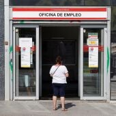 Una mujer aguarda a las puertas de una oficina de empleo en Madrid.