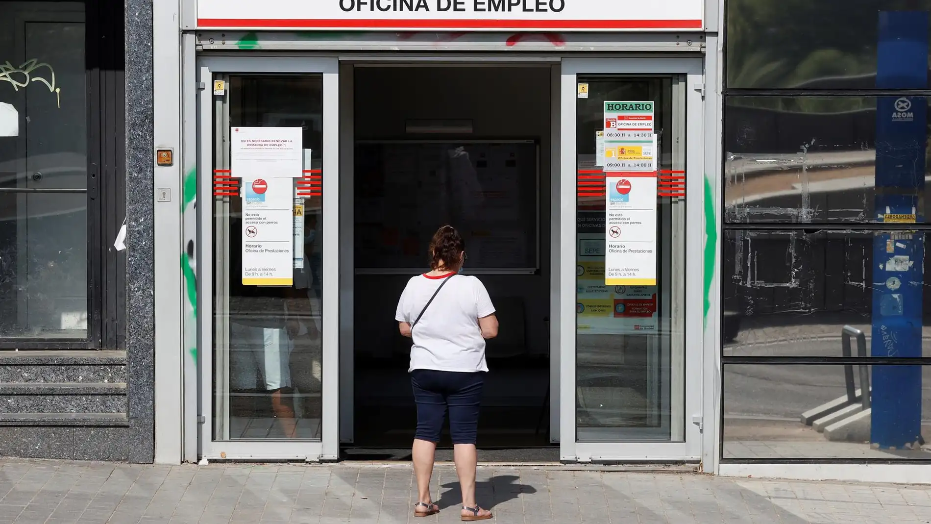 Una mujer aguarda a las puertas de una oficina de empleo en Madrid.