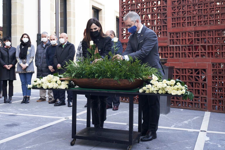 El lehendakari reconoce el compromiso cívico de la mayoría de la sociedad a favor de la paz El lehendakari reconoce el compromiso cívico de la mayoría de la sociedad a favor de la paz