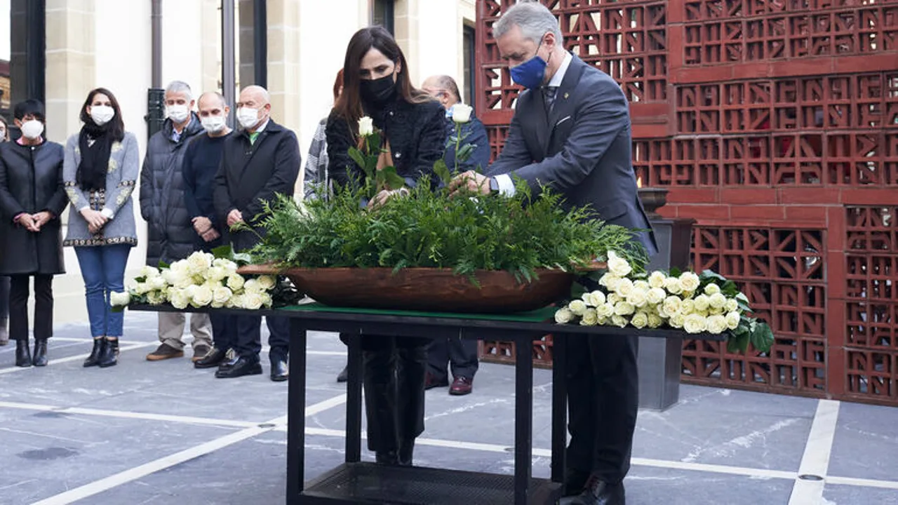 Ofrenda floral en el Parlamento Vasco