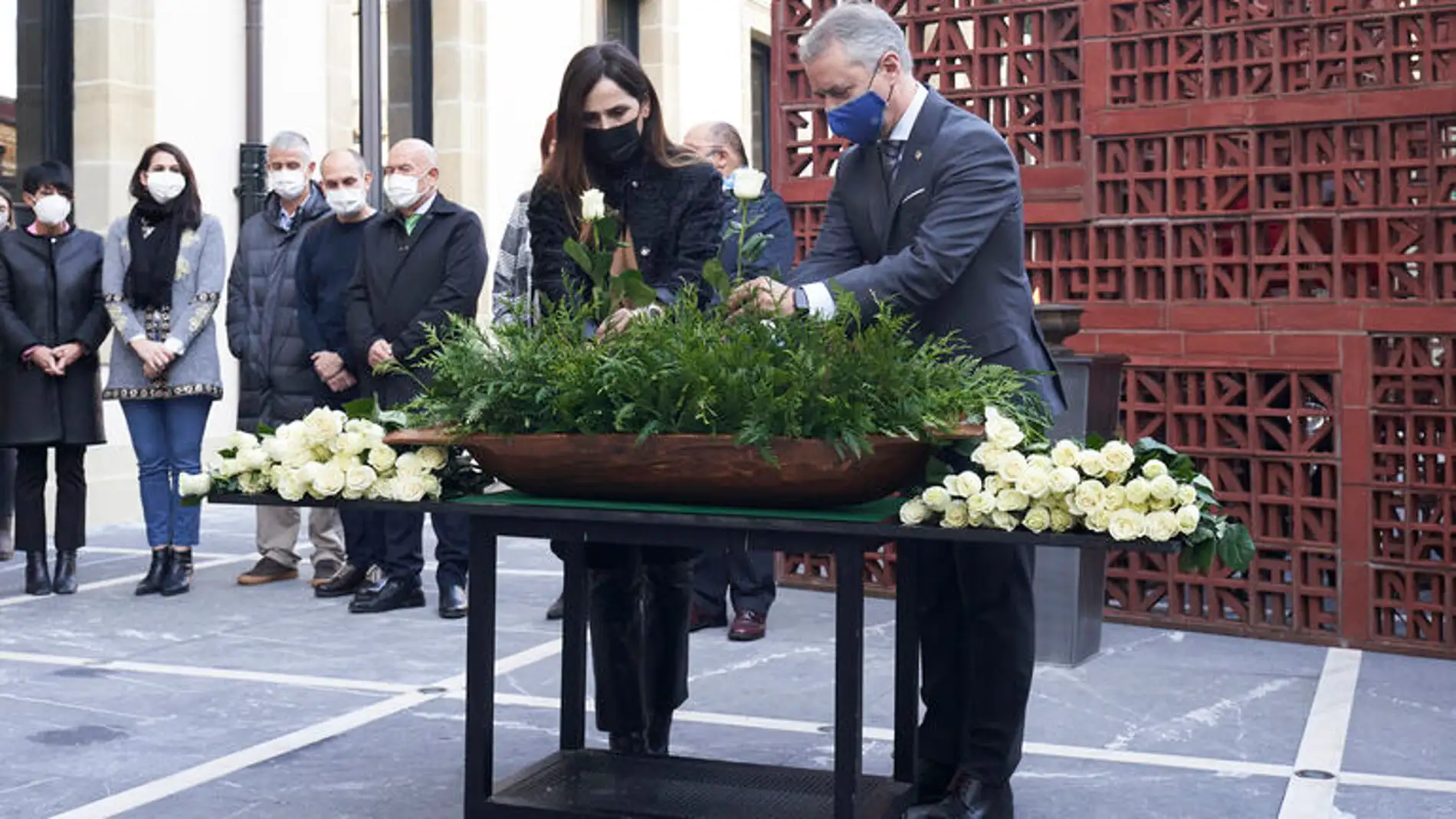 Ofrenda floral en el Parlamento Vasco 