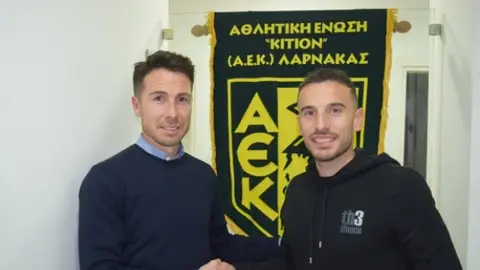 José Manuel Fernández, en su presentación con el AEK Larnaca, su último club. José Manuel Fernández, en su presentación con el AEK Larnaca, su último club.
